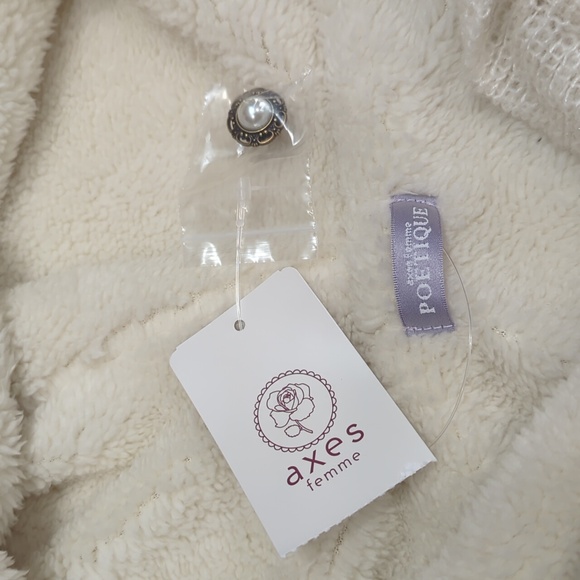 SOLD-Axes Femme Cape - Picture 3 of 15